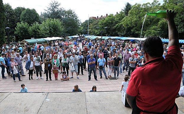 Público asistente a la demostración de escanciado. :: FOTOS: P. NOSTI