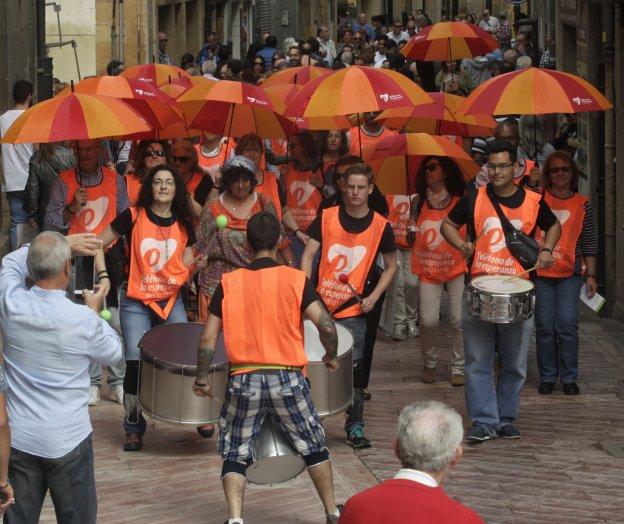 Voluntarios del Teléfono de la esperanza ayer en Oviedo. 