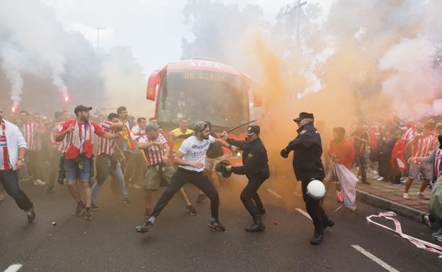 Cuatro policías heridos en los altercados del derbi Sporting-Real Oviedo