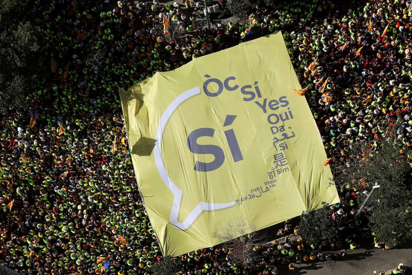 Miles de personas con esteladas han llenado las calles de Barcelona durante la marcha independentista con motivo de la Diada