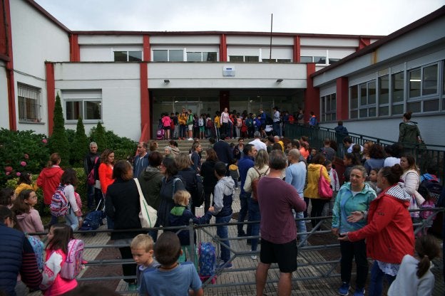 Cientos de pequeños llaniscos iniciaban ayer por la mañana el nuevo curso escolar en el colegio Peña Tú. 