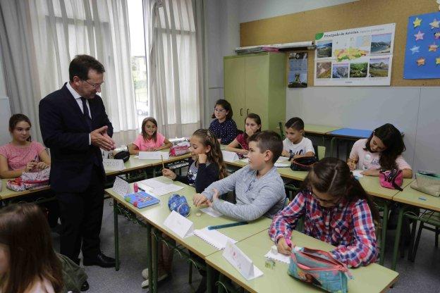 El consejero de Educación escucha a Carla, alumna de cuarto de Primaria en el colegio de Colombres. 