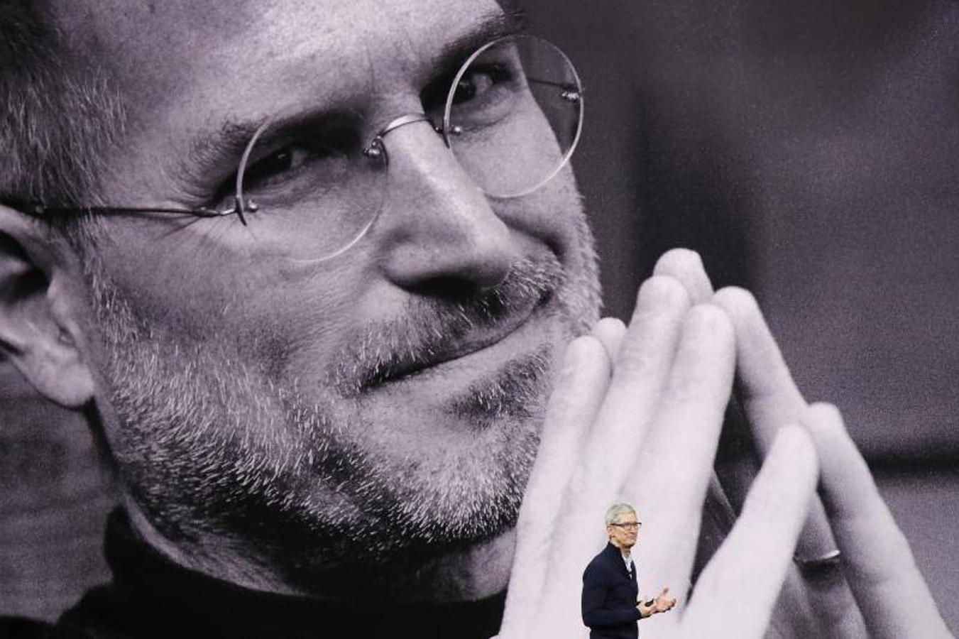 Tim Cook ha mostrado los modelos iPhone 8, 8 Plus y X en el Teatro Steve Jobs de la recien inaugurada nueva sede de la compañía.