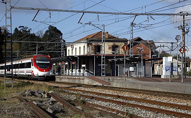 Un tren circula a la altura de la estación de Villabona.