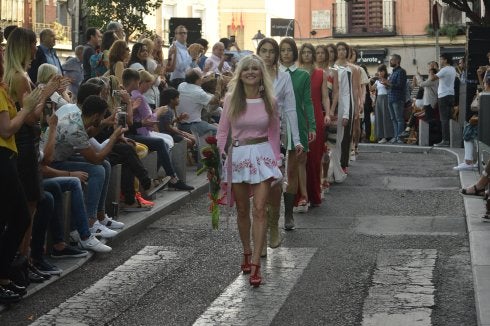 María Lafuente y las modelos, tras el desfile. 