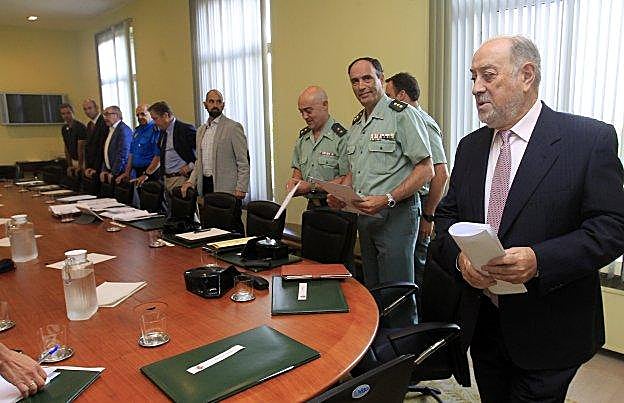 El delegado del gobierno junto a los mandos de la Policía Nacional, Local y Guardia Civil durante la junta de seguridad que tuvo lugar ayer en delegación de Gobierno. 
