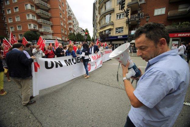 Concentración por la muerte del trabajador, en Oviedo. :: LORENZANA