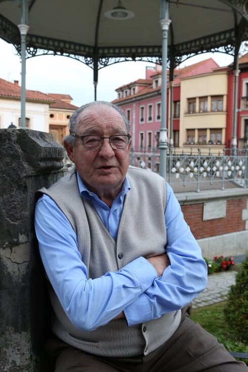 Tino Fombona posa delante del quiosco de la música.