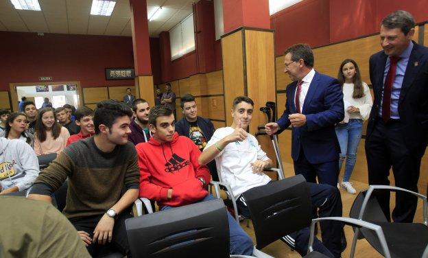 El consejero saluda a los alumnos del IES Concejo de Tineo, junto al alcalde, José Ramón Feito. 