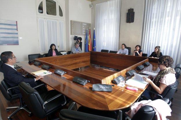 Diputados de la comisión ayer en la Junta. 