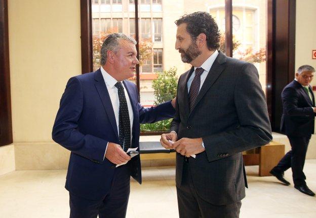 Belarmino Feito e Inaciu Iglesias, los dos precandidatos a la presidencia de Fade, en Oviedo. 