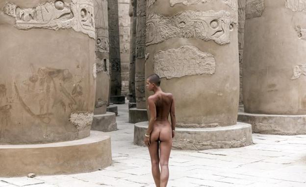 La modelo belga Marisa Papen posa desnuda en las pirámides de Guiza.