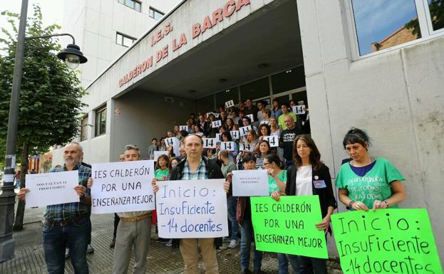 Docentes y padres del IES Calderón de la Barca protestan por la falta de 14 profesores