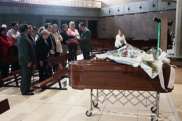 Familiares del fallecido, en el templo. 
