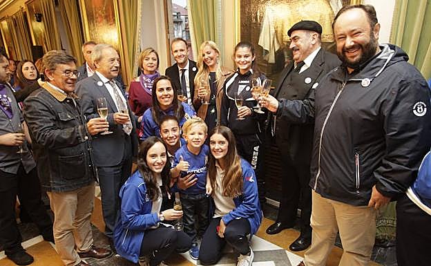 Imagen. El pregonero Sid Lowe, su hijo y las chupineras María Suárez y Lucía Álvarez junto a representantes de la corporación municipal.