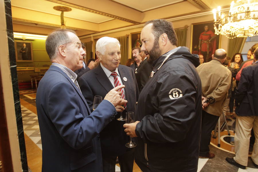El periodista británico dedica su intervención a Oviedo, la gente y el fútbol del Tartiere