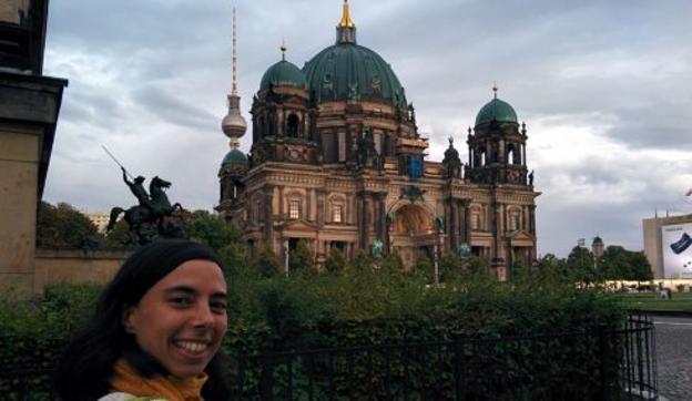 Carmen Fernández, con la catedral de Berlín al fondo.