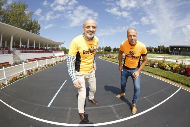 Antonio Corripio y Secundino González, en la línea de salida de la EdP Carrera Nocturna Gijón 10k, en Las Mestas. 