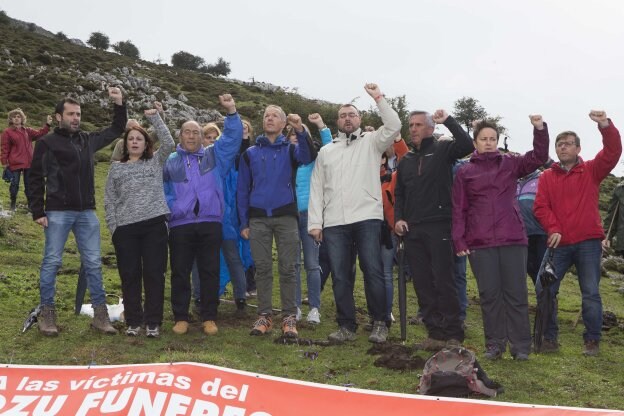 Militantes y dirigentes socialistas, entre ellos Adriana Lastra, Ander Gil y Adrián Barbón, ayer, en el acto del pozo Funeres. 