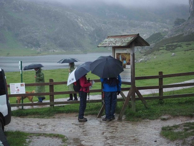 A pesar del mal tiempo de la jornada de ayer, los turistas se animaron a visitar los Lagos de Covadonga. 
