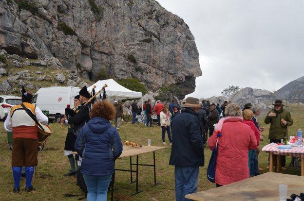 Los romeros esperan la caldereta de oveja cocinada en el entorno del Lago de la Cueva. 