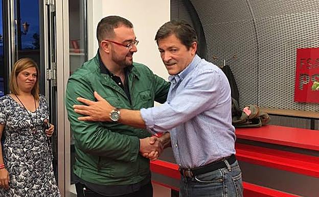 Barbón se impone en Gijón a Pérez en las primarias de la FSA