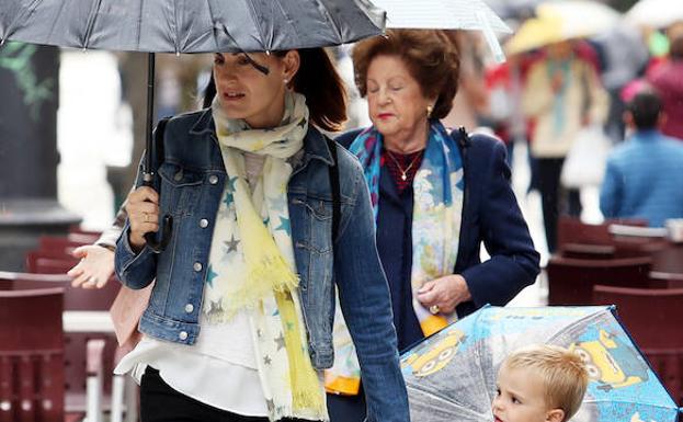Oviedo fue un desfile de paraguas.
