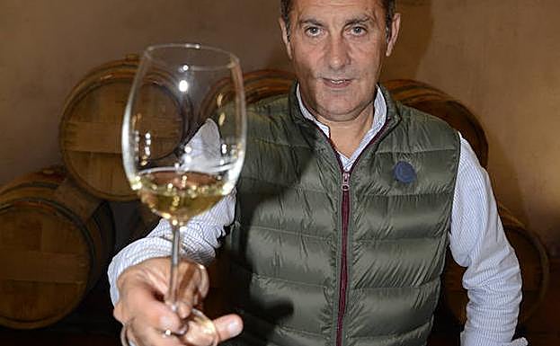 Víctor Álvarez, de la bodeja Monasterio de Corias, brinda con uno de sus mostos blancos. 