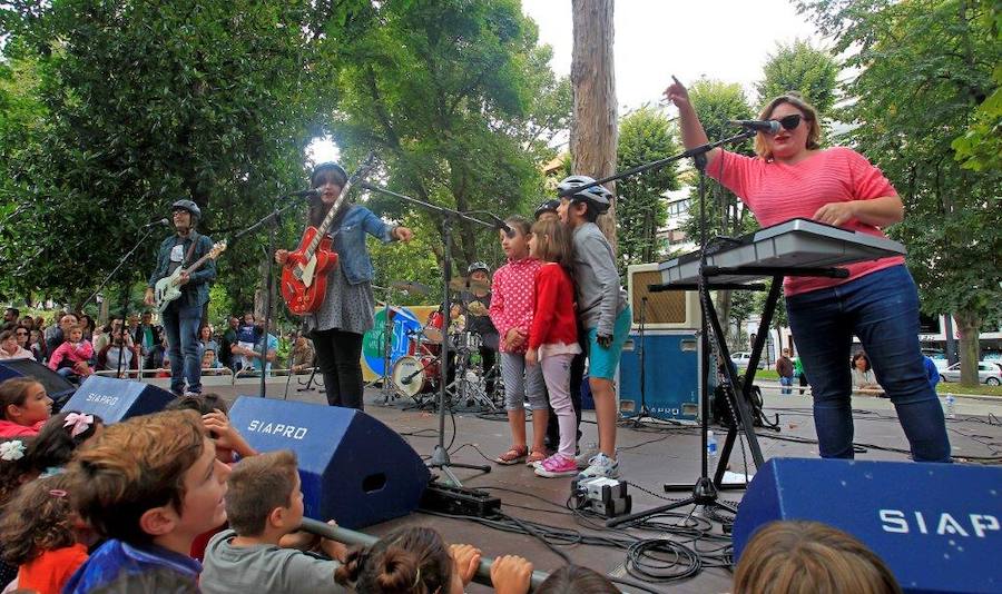 Los más pequeños bailan al ritmo de Petit Pop en San Mateo