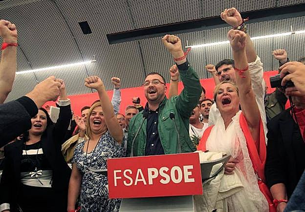Adrián Barbón, rodeado de los suyos, celebra anoche la victoria en las primarias de la Federación Socialista Asturiana. 