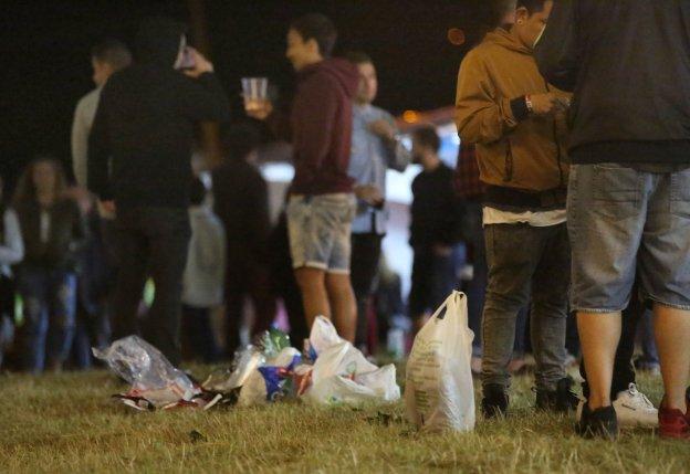 Botellón durante las fiestas de este verano en Castiello. 