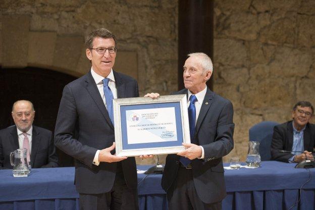 Núñez Feijóo recibe el diploma de manos de Fernández Quevedo en presencia de De Lorenzo y Sánchez Ramos. 