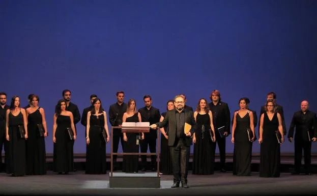 Los cantantes de El León de Oro y el Grupo Vocal Kea, con el director Marco Antonio García de Paz en primer término. 