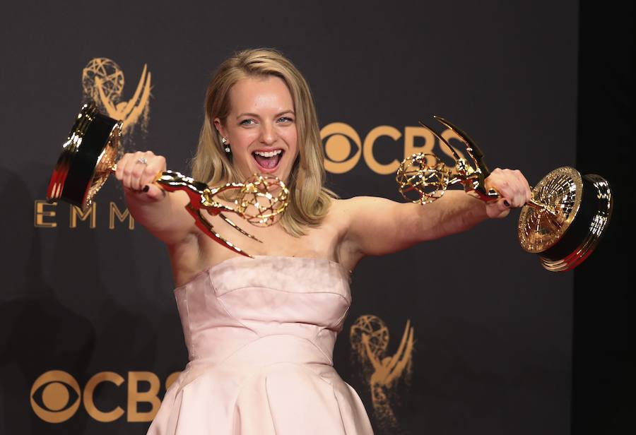 La actriz Elisabeth Moss con los dos galardones que ha recibido durante la 69ª gala de los premios Emmy.