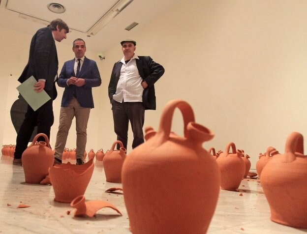 Alfonso Palacio (director del Bellas Artes), Vicente Domínguez (viceconsejero de Cultura) y Cuco Suárez, ayer frente a la instalación titulada 'Damocles'. 