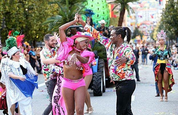 El grupo de baile cubano Sabor de la Habana en acción en la 67 edición del desfile.