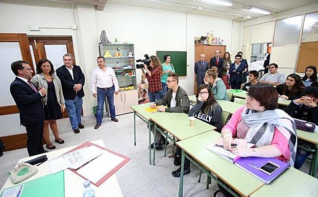 El consejero de Educación, Genaro Alonso, en una de las aulas del Centro Integrado de FP en Cerdeño.