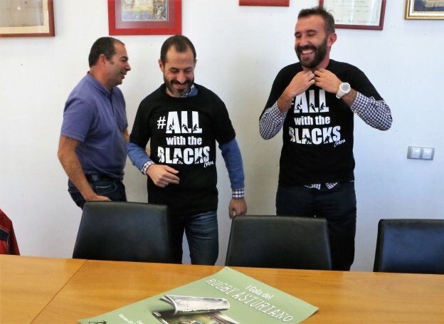 Ángel García y Alberto Pajares, con las camisetas. :: P. NOSTI