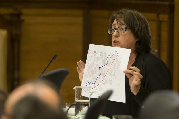 Begoña Fernández muestra un plano con la franja que el PGO convierte en suelo terciario en Porceyo. 