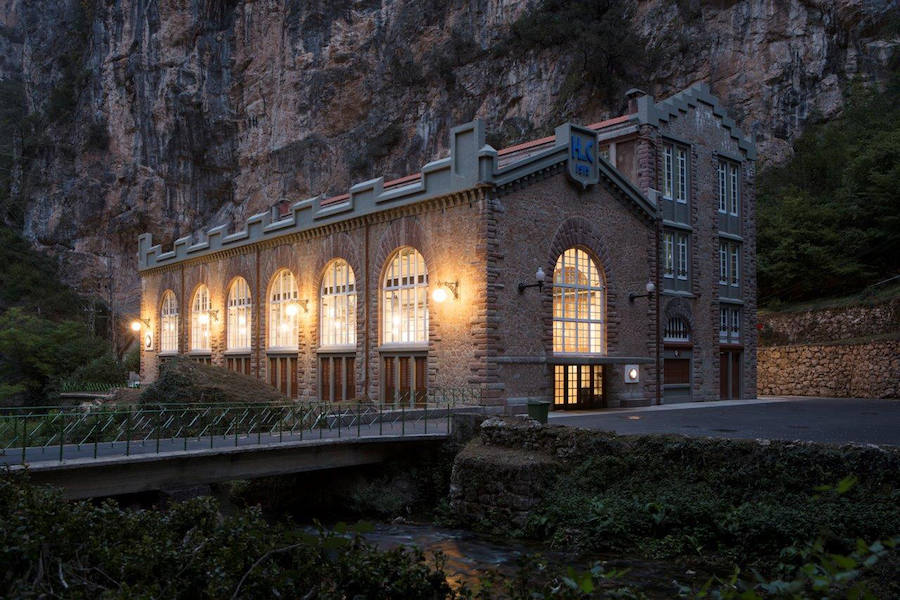 Vista nocturna de la central de La Malva iluminada desde el interior.