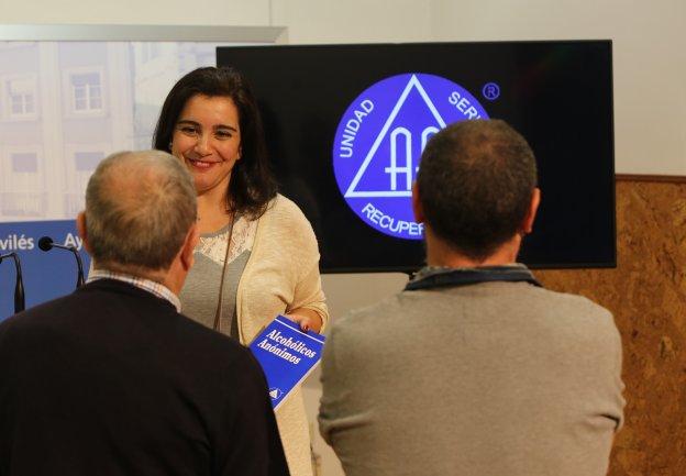La concejala Yolanda Alonso, presentando el medio siglo de Alcohólicos Anónimos en Avilés. 