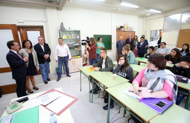 Genaro Alonso se dirige a los alumnos del ciclo de Atención a Personas Dependientes, en presencia de la profesora Alicia Fernández; el director general de Enseñanzas Profesionales y Aprendizaje Permanente, Manuel Capellán, y el director del CIFP de Cerdeño, Jorge Saucedo. 