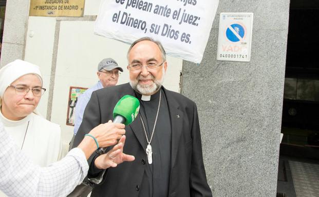 El arzobispo de Oviedo, Jesús Sanz Montes, a la puerta de los juzgados de Madrid en los que declaró por el caso Lumen Dei el pasado mayo.