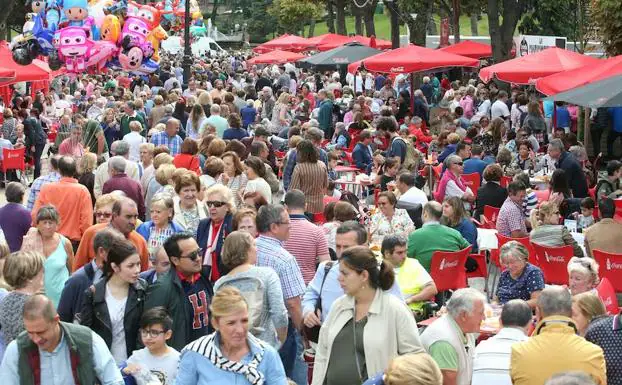 El campo de San Francisco, lleno de gente en el día grande de las fiestas de San Mateo de Oviedo. 