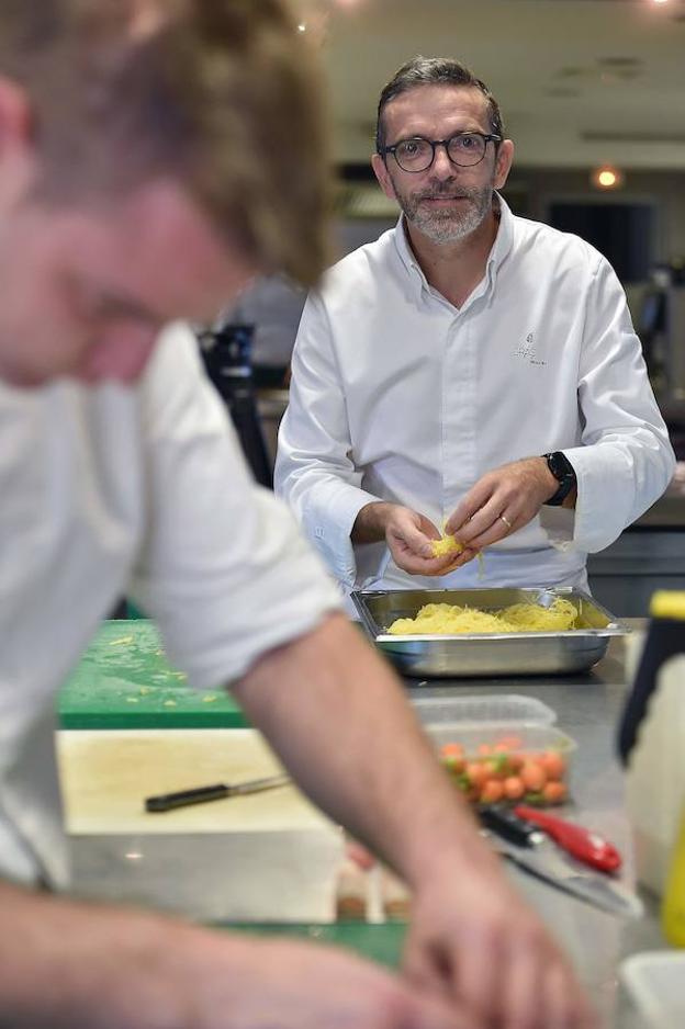 El cocinero francés Sébastien Bras, en la cocina de Le Suquet. 