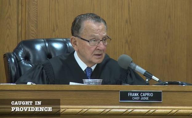 El juez Frank Caprio durante uno de los juicios emitidos en 'Caught in Providence'.