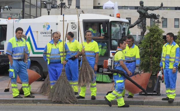 Trabajadores del servicio de limpieza de Oviedo. 
