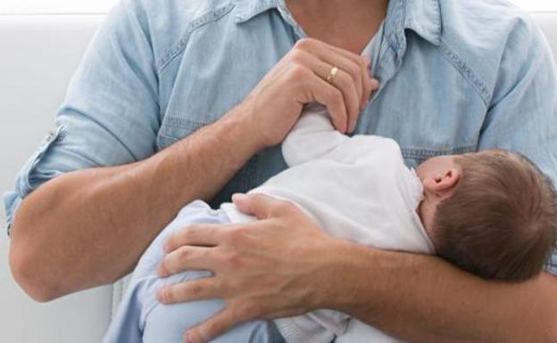 La baja por paternidad podría ampliarse a cinco semanas en 2018