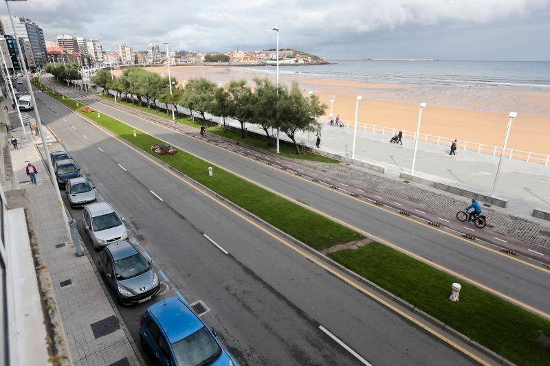 Gijón celebra este viernes el Día sin Coche, una cita con la que se quiere concienciar sobre una nueva movilidad. Para ello se han cerrado al tráfico vías como el Muro de San Lorenzo, lo que ha provocado atascaos. Escolares, como los del colegio Cervantes, han dado ejemplo en una jornada en la que la se ha apostado por el uso de la bici. 