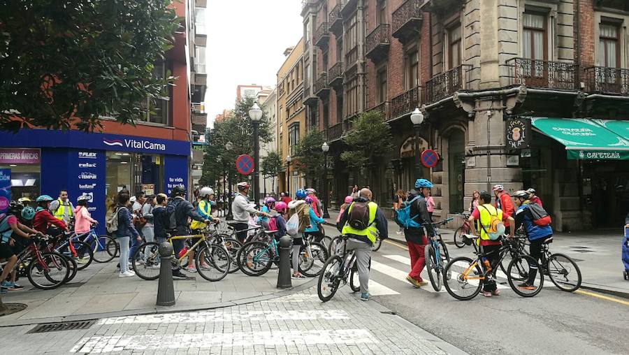 Gijón celebra este viernes el Día sin Coche, una cita con la que se quiere concienciar sobre una nueva movilidad. Para ello se han cerrado al tráfico vías como el Muro de San Lorenzo, lo que ha provocado atascaos. Escolares, como los del colegio Cervantes, han dado ejemplo en una jornada en la que la se ha apostado por el uso de la bici. 